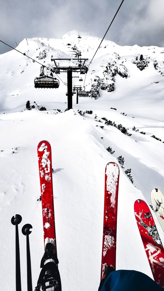 Billede fra en ski lift med et par røde ski