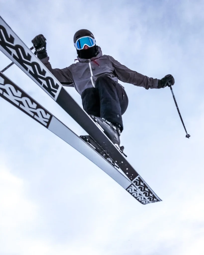 Person der tager et hop på ski. Valg af ski