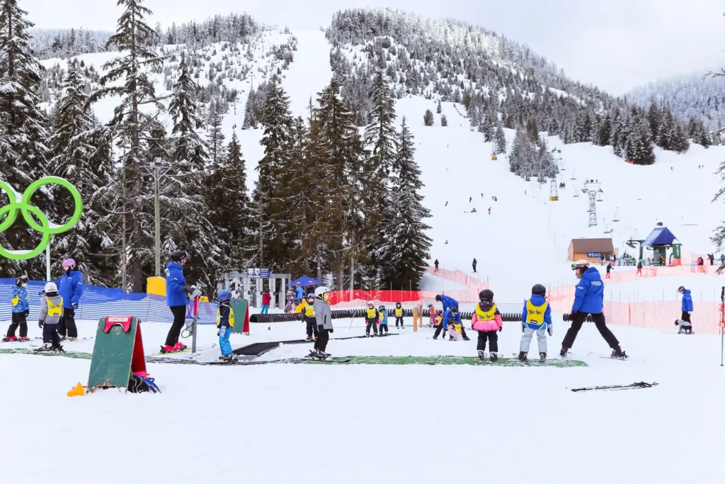 Ski skoler der underviser hvordan man står på ski